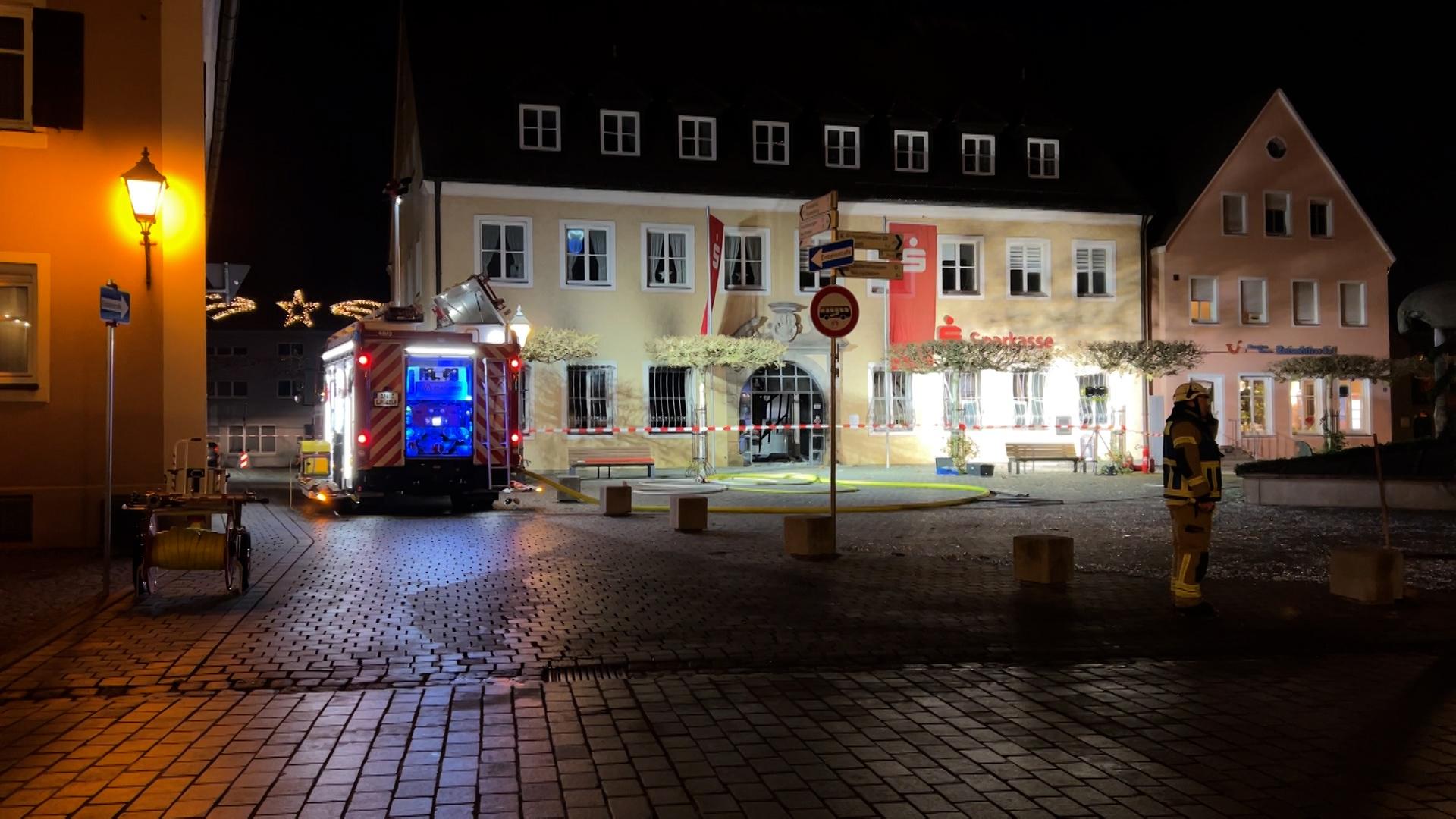 Ein Feuerwehrfahrzeug vor der Sparkassenfiliale am Marktplatz in Herrieden