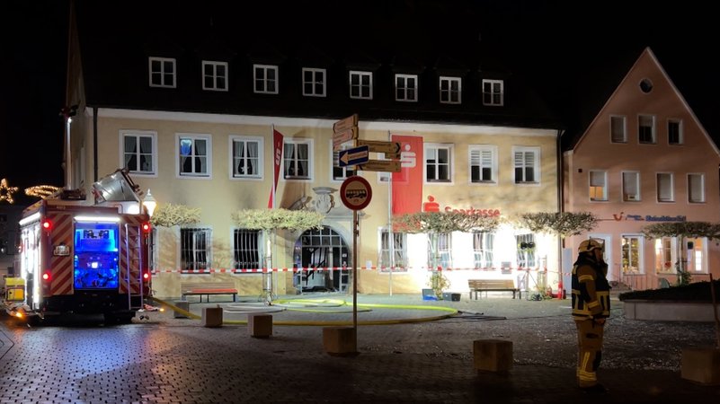 Ein Feuerwehrfahrzeug vor der Sparkassenfiliale am Marktplatz in Herrieden | Bild: BR24 Ein Feuerwehrfahrzeug vor der Sparkassenfiliale am Marktplatz in Herrieden