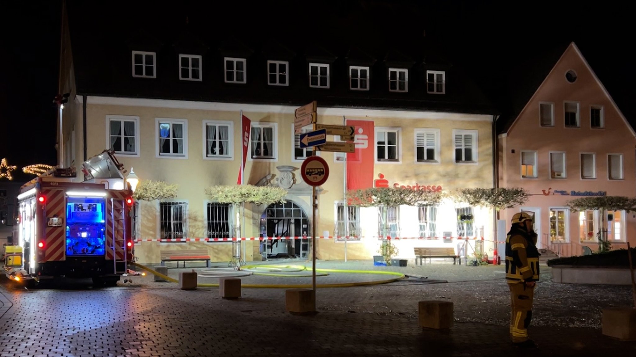 Ein Feuerwehrfahrzeug vor der Sparkassenfiliale am Marktplatz in Herrieden