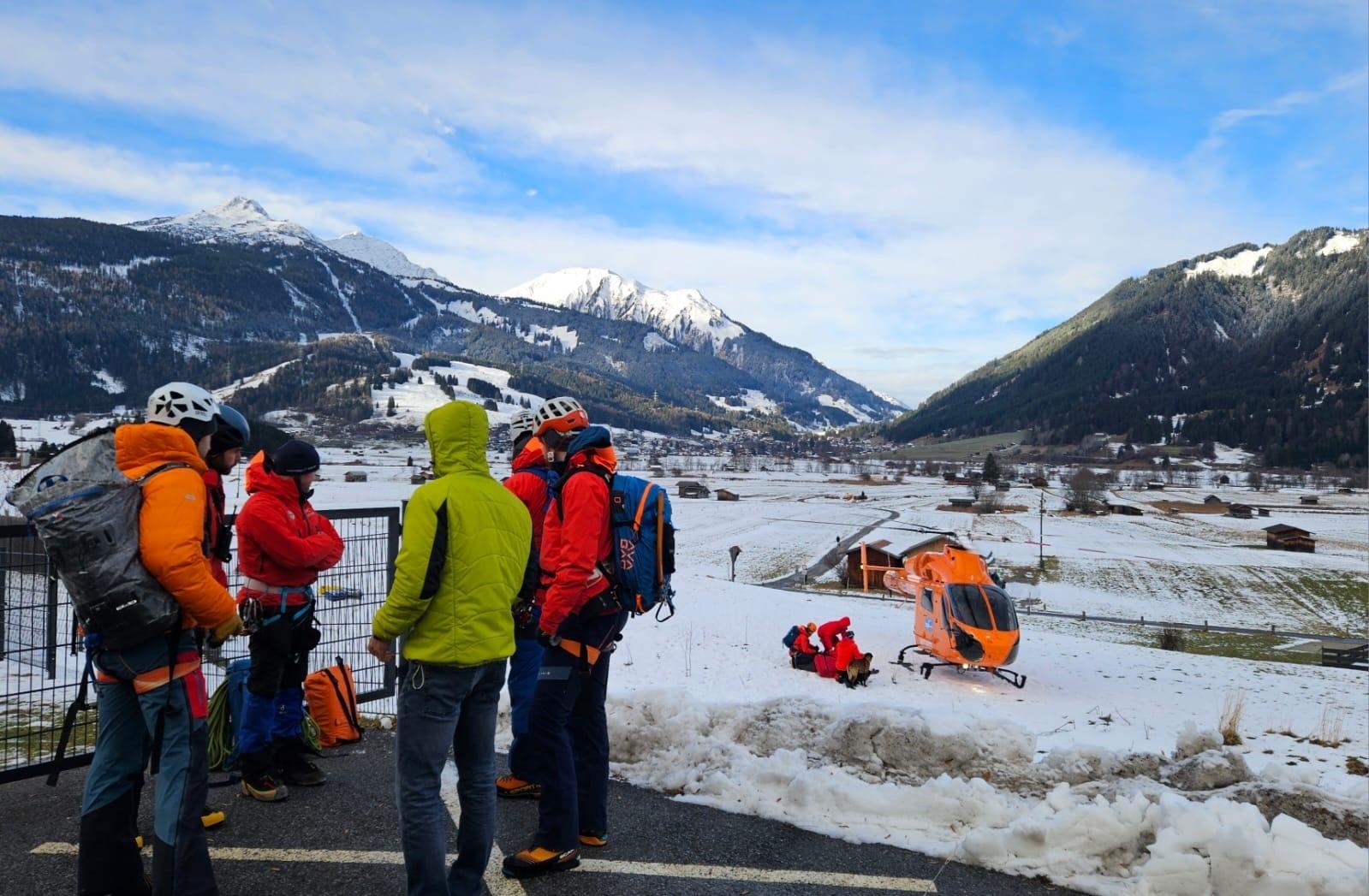 Bergretter und ein Hubschrauber am 06.12.2025 im Einsatz.