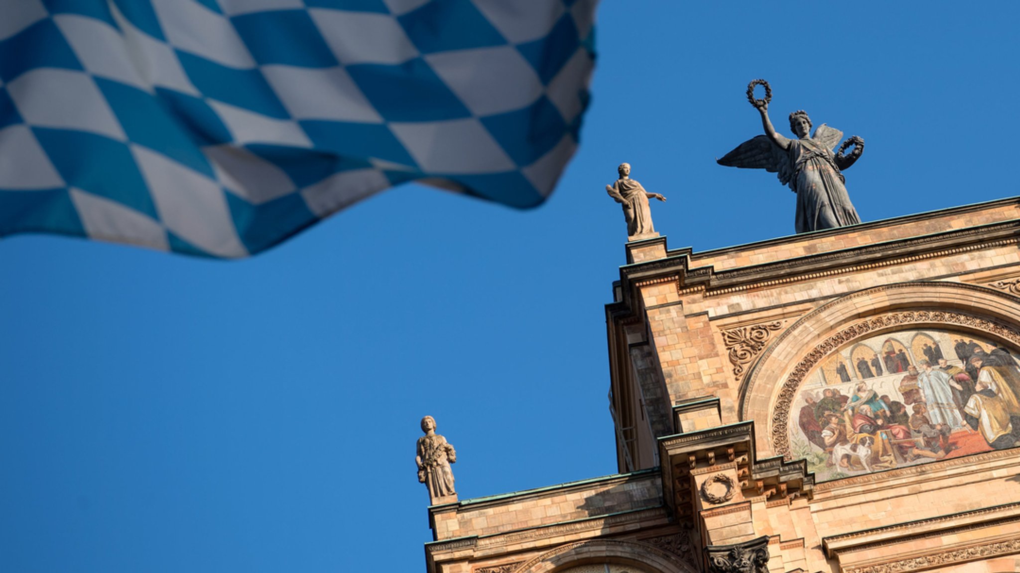 Eine Bayernflagge weht vor dem bayerischen Landtag.