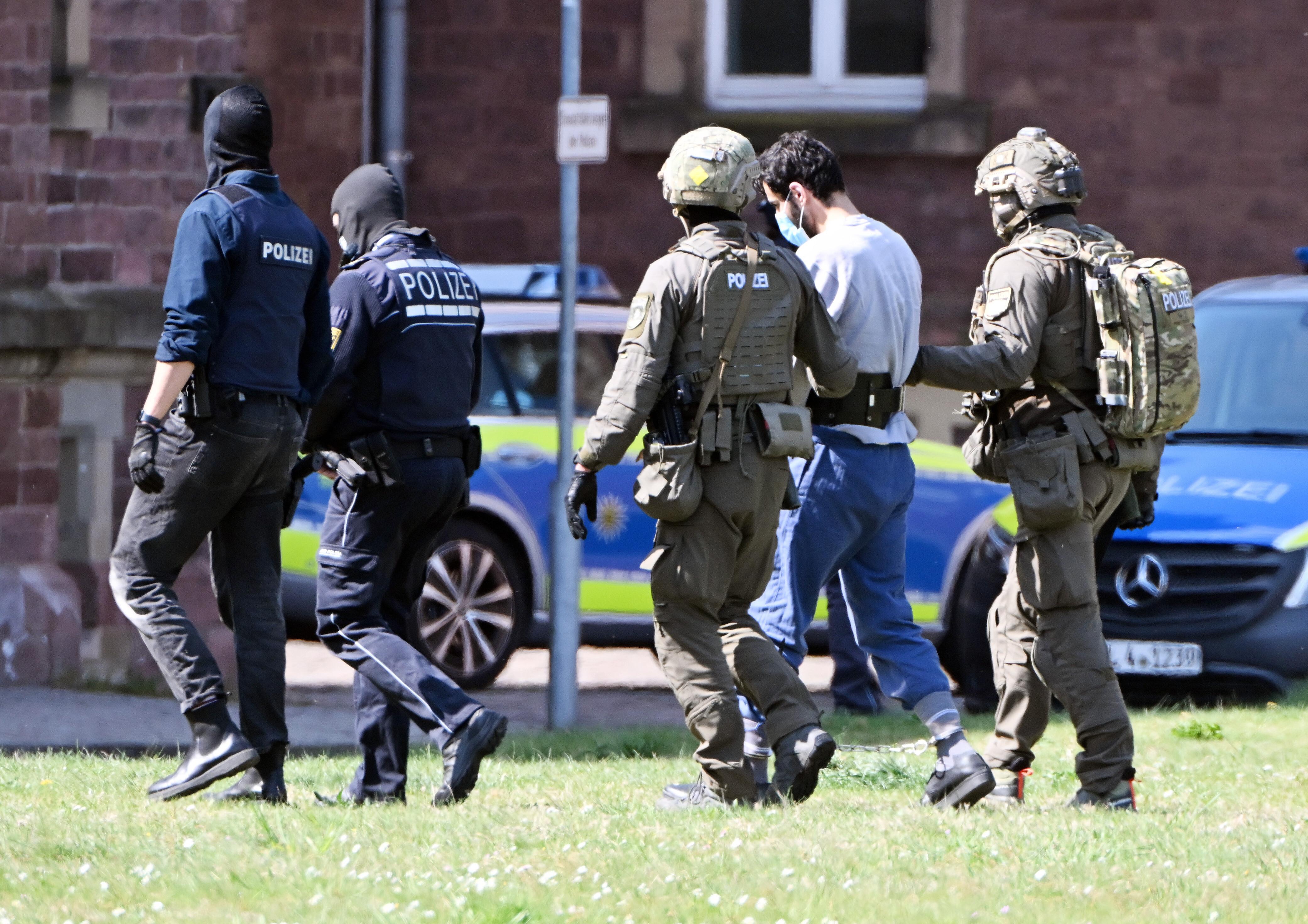 Der mutmaßliche Anschlagsfahrer von München wird von einem Hubschrauber zu einer Fahrzeugkolonne geführt