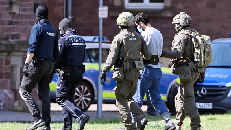 Der mutmaßliche Anschlagsfahrer von München wird von einem Hubschrauber zu einer Fahrzeugkolonne geführt | Bild: picture alliance/dpa | Uli Deck Der mutmaßliche Anschlagsfahrer von München wird von einem Hubschrauber zu einer Fahrzeugkolonne geführt