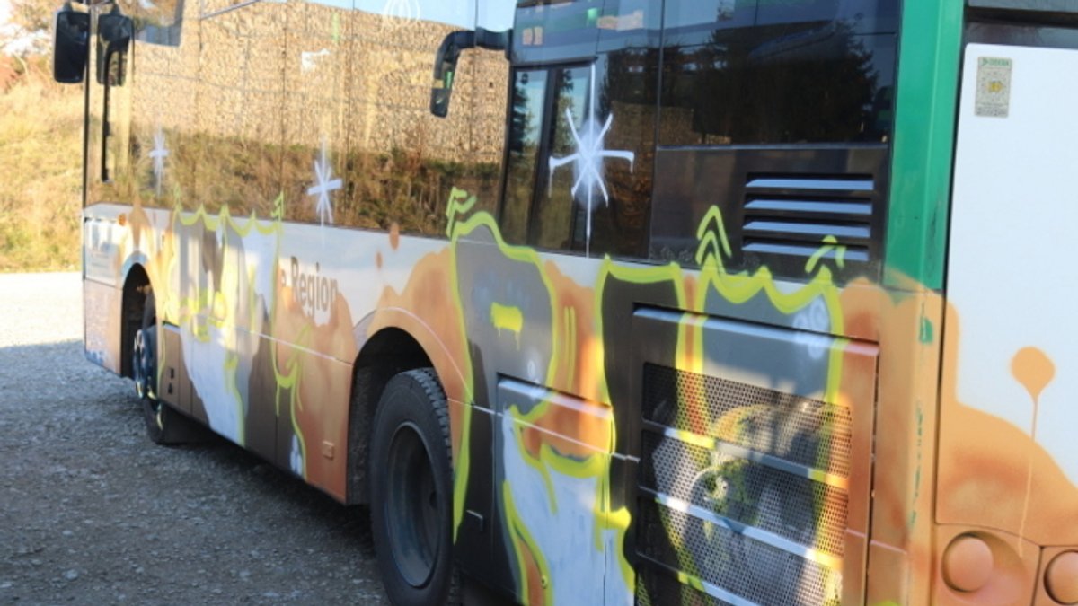 Mit Graffiti beschädigter Bus.