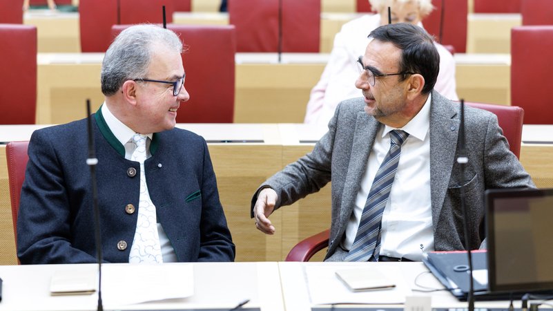 Florian Streibl, Fraktionsvorsitzender der Freien Wähler im Bayerischen Landtag, und Klaus Holetschek, Fraktionsvorsitzender der CSU im Bayerischen Landtag | Bild: picture alliance / dpa | Matthias Balk Florian Streibl, Fraktionsvorsitzender der Freien Wähler im Bayerischen Landtag, und Klaus Holetschek, Fraktionsvorsitzender der CSU im Bayerischen Landtag