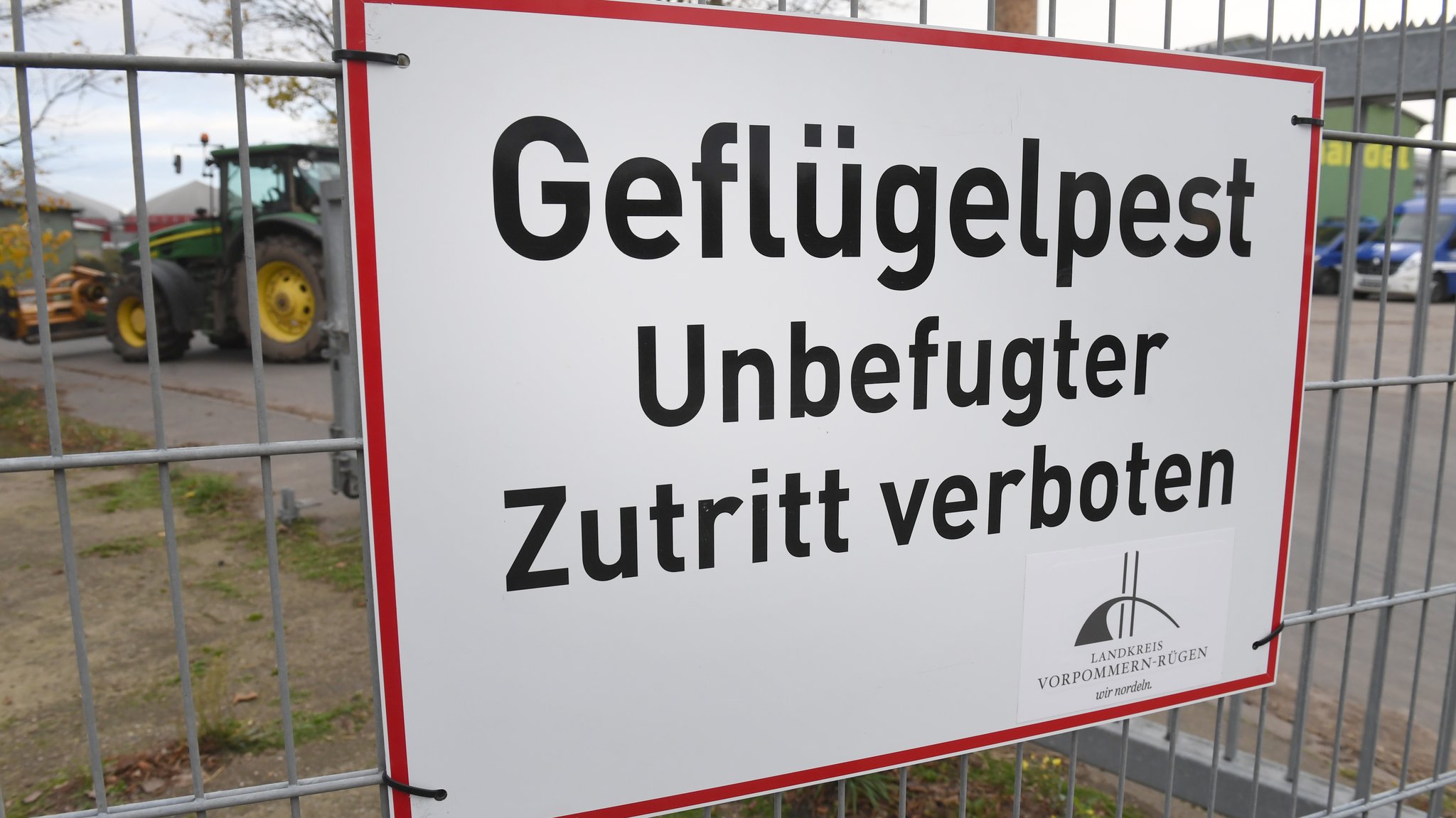 Warnschild am Zaun eines Geflügelmastbetriebes 