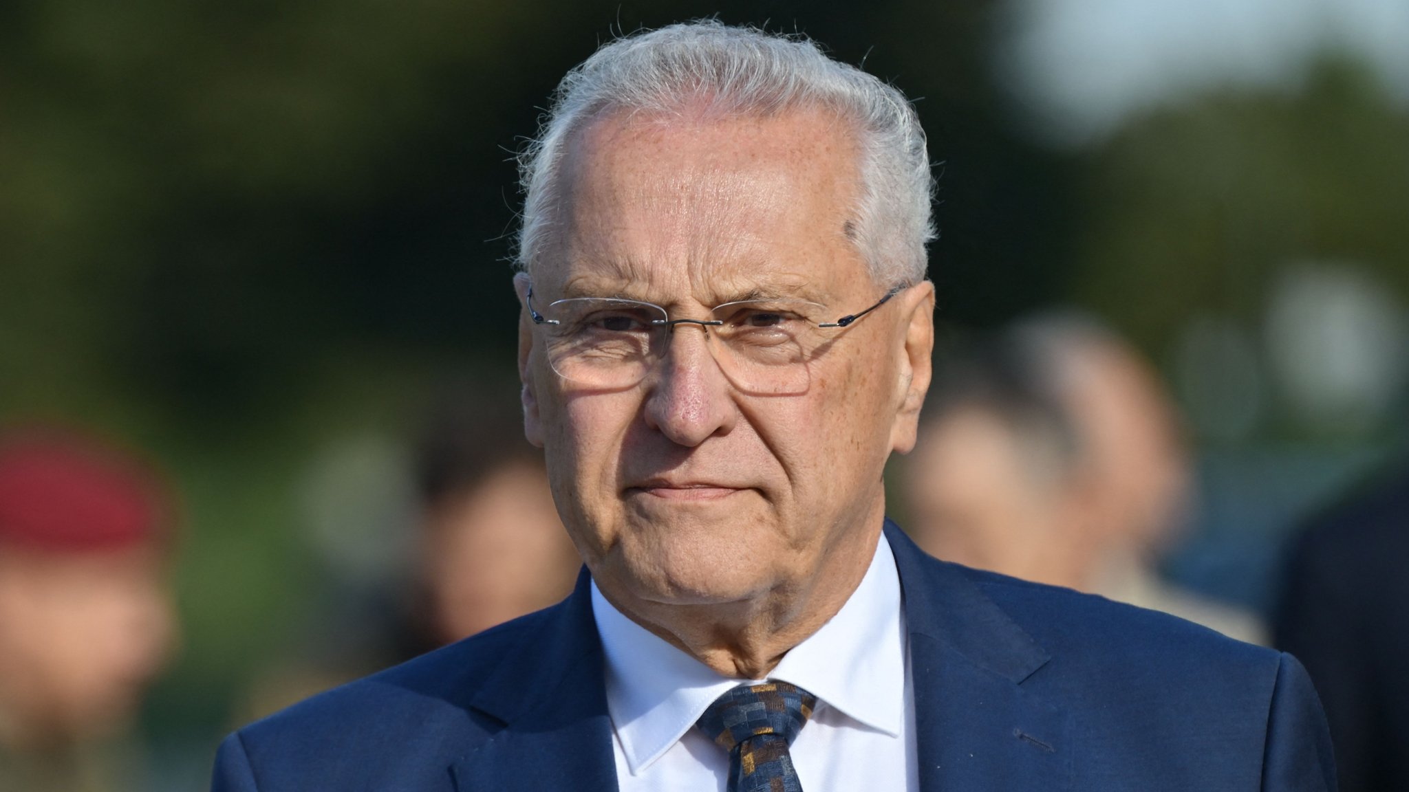 09.10.2026, Bayern, Oberschleißheim: Bayerns Innenminister Joachim Herrmann (CSU) informiert am Rande einer Veranstaltung zum Führungswechsel im Landeskommando Bayern über die aktuelle Lage der Ermittlungen zur Tötung zweier Behördenmitarbeiten in Berngau in der Oberpfalz. Ein 60-jähriger Mann soll bei einer routinemäßigen Waffenkontrolle eine Mitarbeiterin und einen Mitarbeiter des Landratsamts Neumarkt in erschossen haben. Foto: Peter Kneffel/dpa +++ dpa-Bildfunk +++