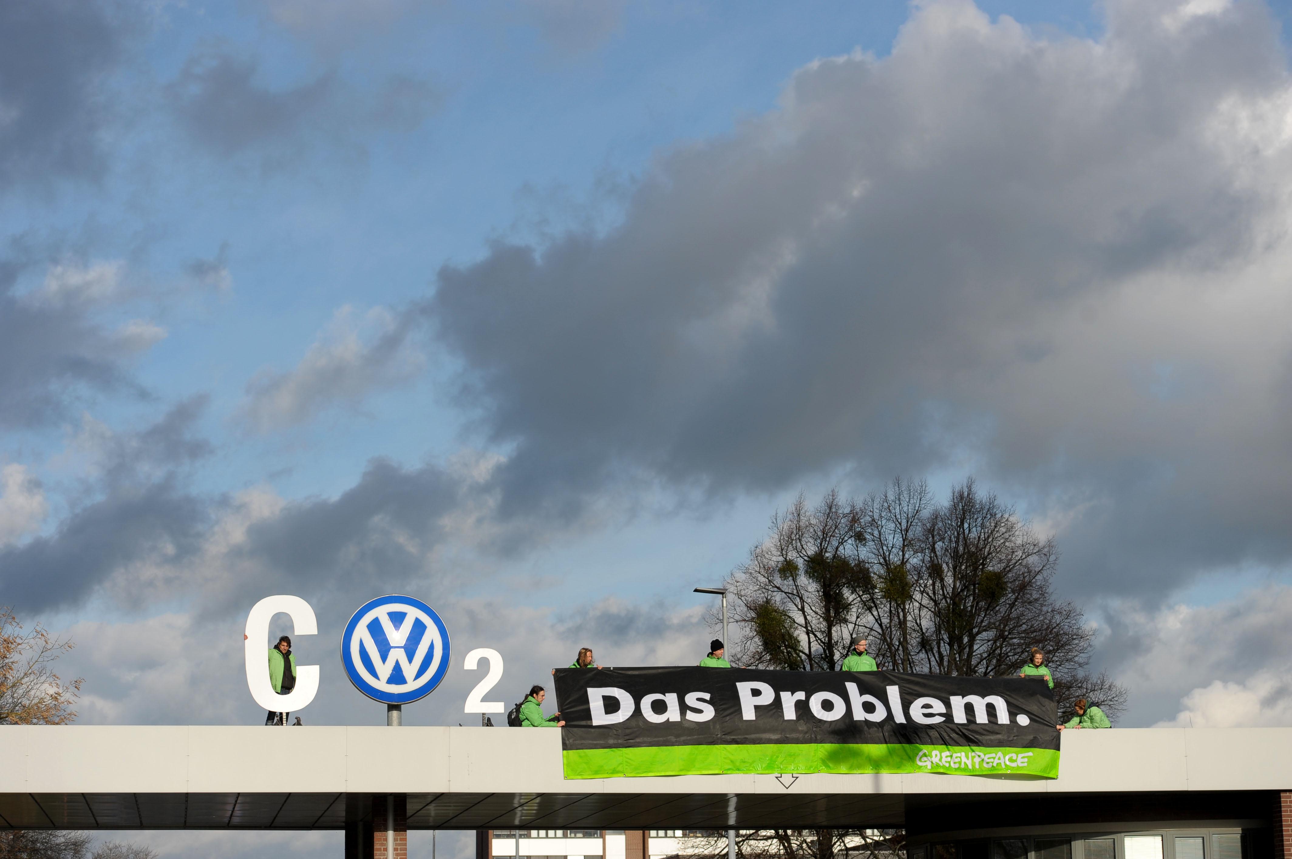 Greenpeace Steigt Volkswagen Aufs Dach Br24