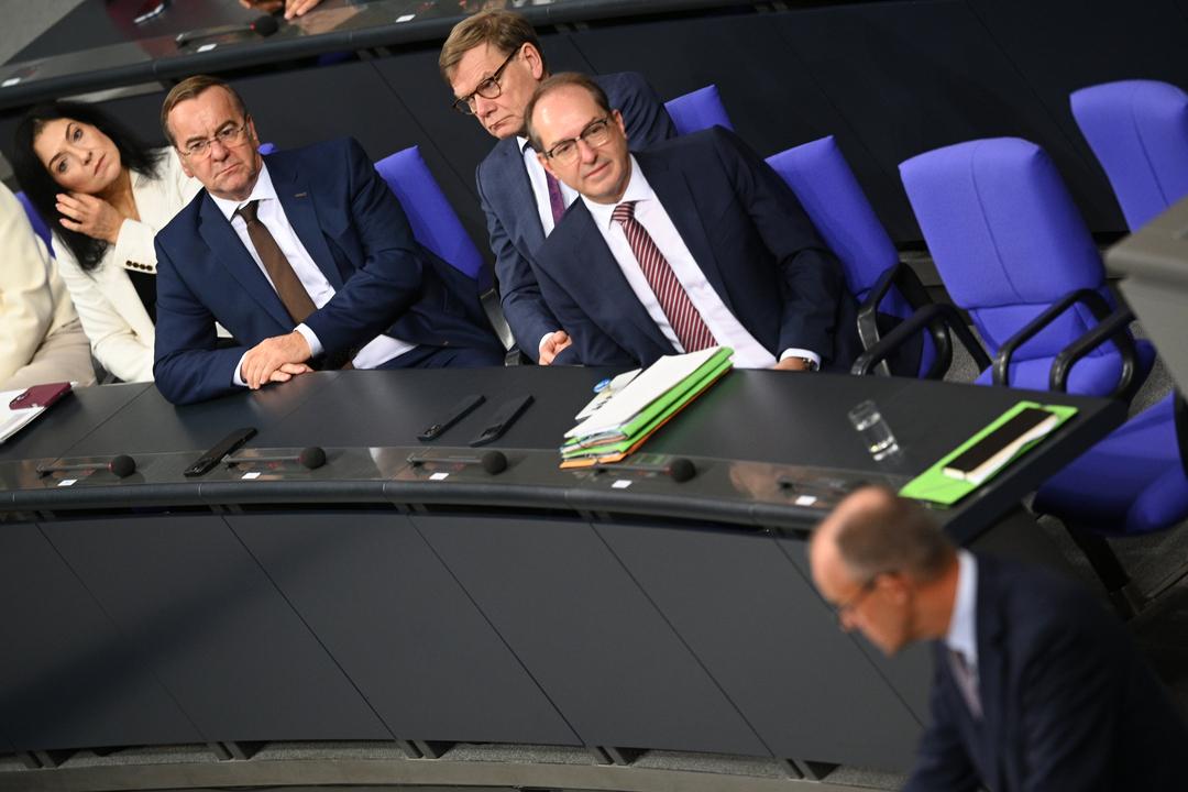 16.10.2025, Katherina Reiche, Boris Pistorius, Johann Wadephul und Alexander Dobrindt hören der Rede von Bundeskanzler Friedrich Merz zu.