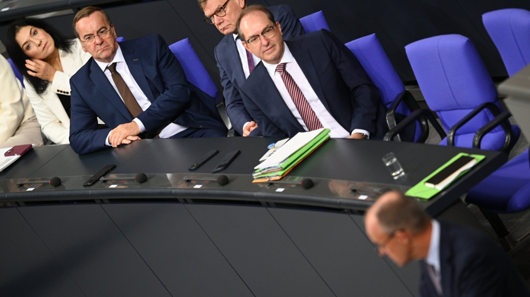 16.10.2025, Katherina Reiche, Boris Pistorius, Johann Wadephul und Alexander Dobrindt hören der Rede von Bundeskanzler Friedrich Merz zu. | Bild: dpa-Bildfunk/Niklas Graeber 16.10.2025, Katherina Reiche, Boris Pistorius, Johann Wadephul und Alexander Dobrindt hören der Rede von Bundeskanzler Friedrich Merz zu.