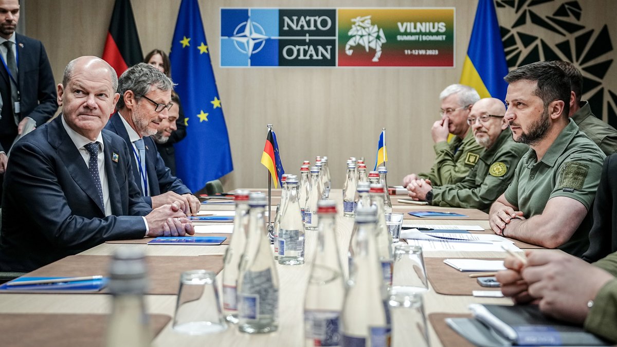 Bundeskanzler Olaf Scholz und Wolodymyr Selenskyj, Präsident der Ukraine, treffen sich am Rande des Nato-Gipfels zum bilateralen Gespräch.
