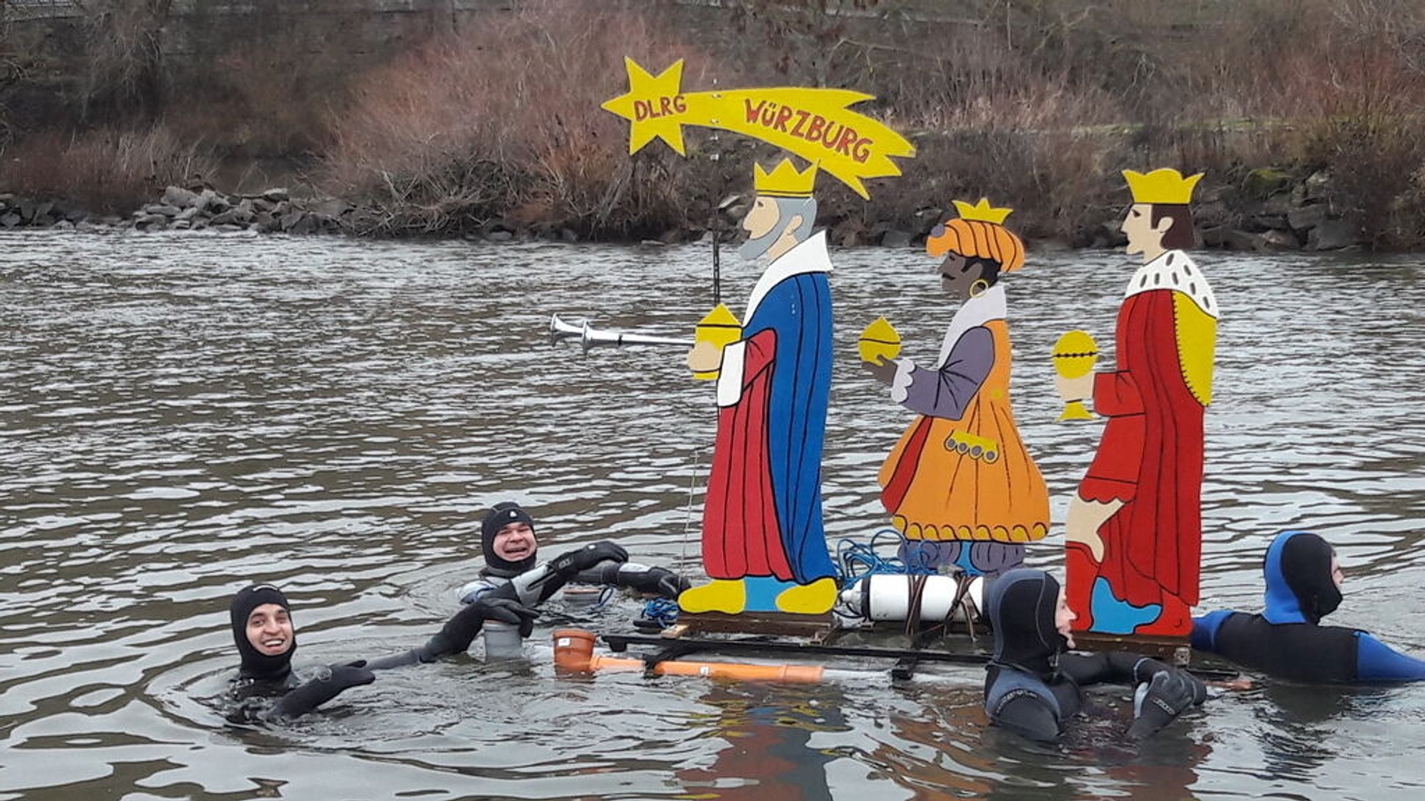 Das traditionelle Drei-König-Schwimmen im Main bei Würzburg (Archiv-Bild).