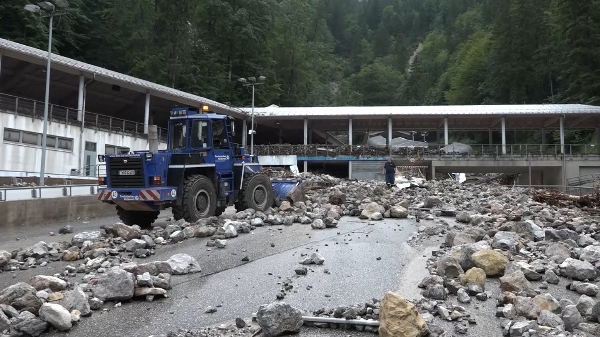 Die älteste Kunsteisbahn der Welt ist schwer beschädigt. Wasser- und Geröllmassen rissen in der Nacht Teile der Anlage mit sich. 