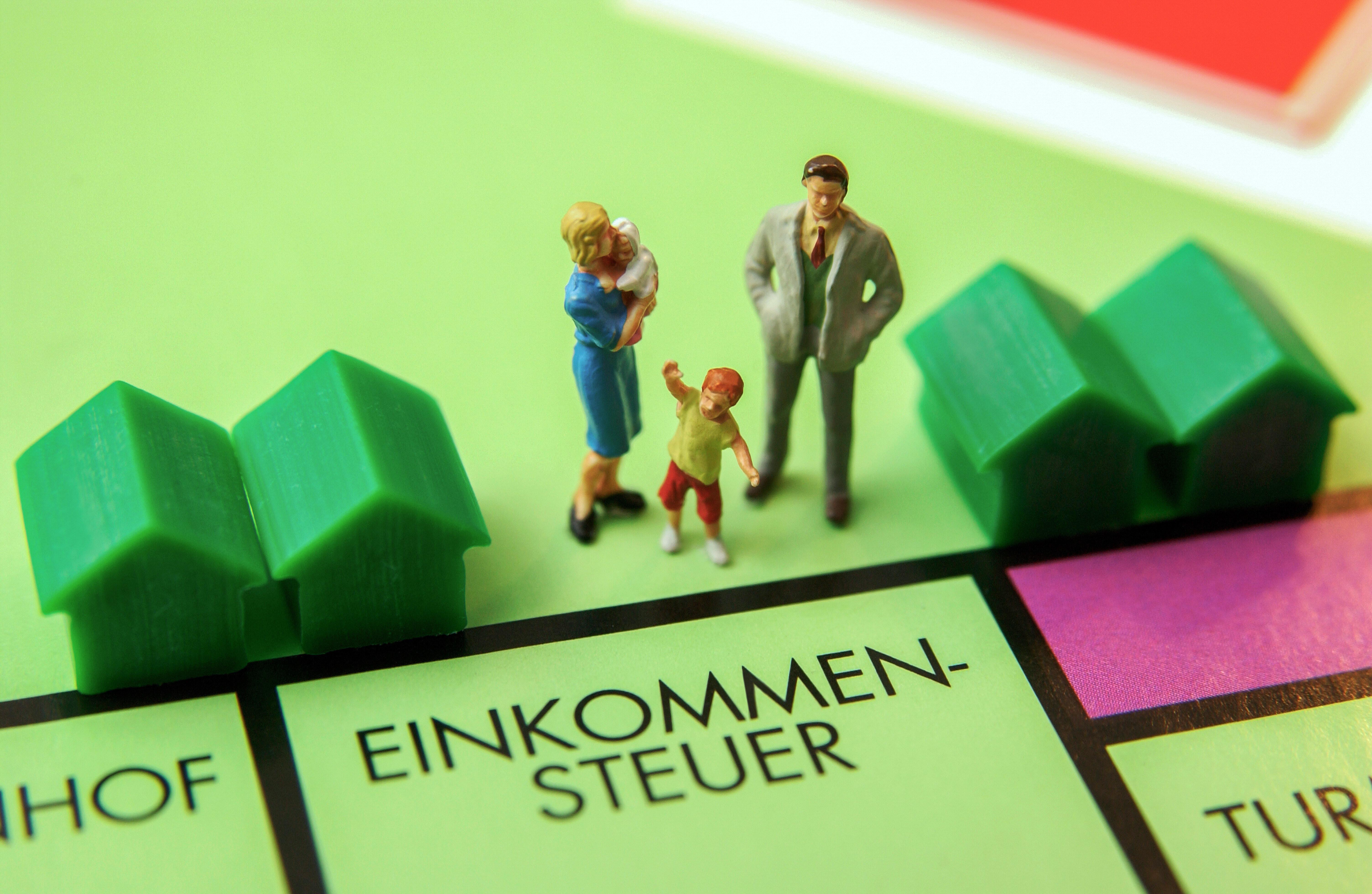 Eine Ehepaar mit zwei Kindern profitiert vom Ehegattensplitting, wenn ein Partner zuhause bleibt. 