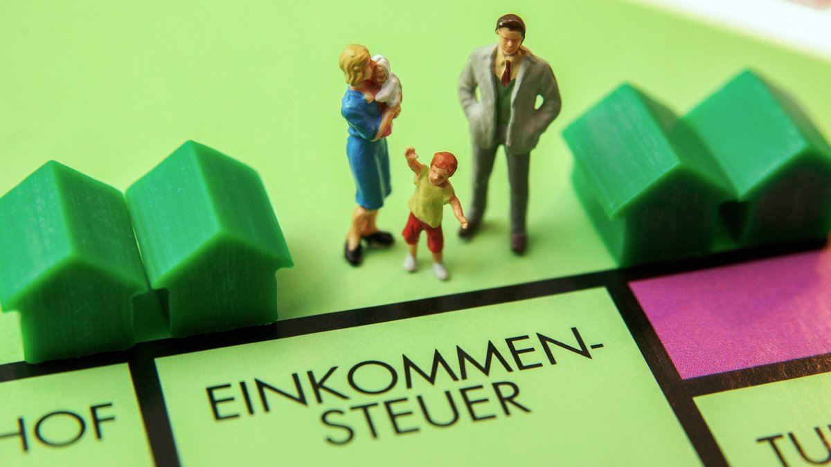 Eine Ehepaar mit zwei Kindern profitiert vom Ehegattensplitting, wenn ein Partner zuhause bleibt. 
