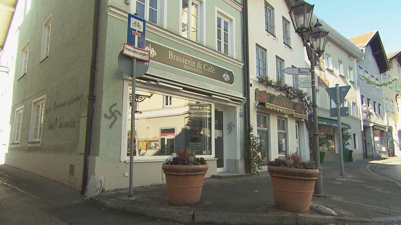 Noch immer prangern Hakenkreuze und homophobe Drohungen an der Fassade des Bernhofer Cafés in Wolfratshausen. | Bild: BR/Mathias Flasskamp Noch immer prangern Hakenkreuze und homophobe Drohungen an der Fassade des Bernhofer Cafés in Wolfratshausen.