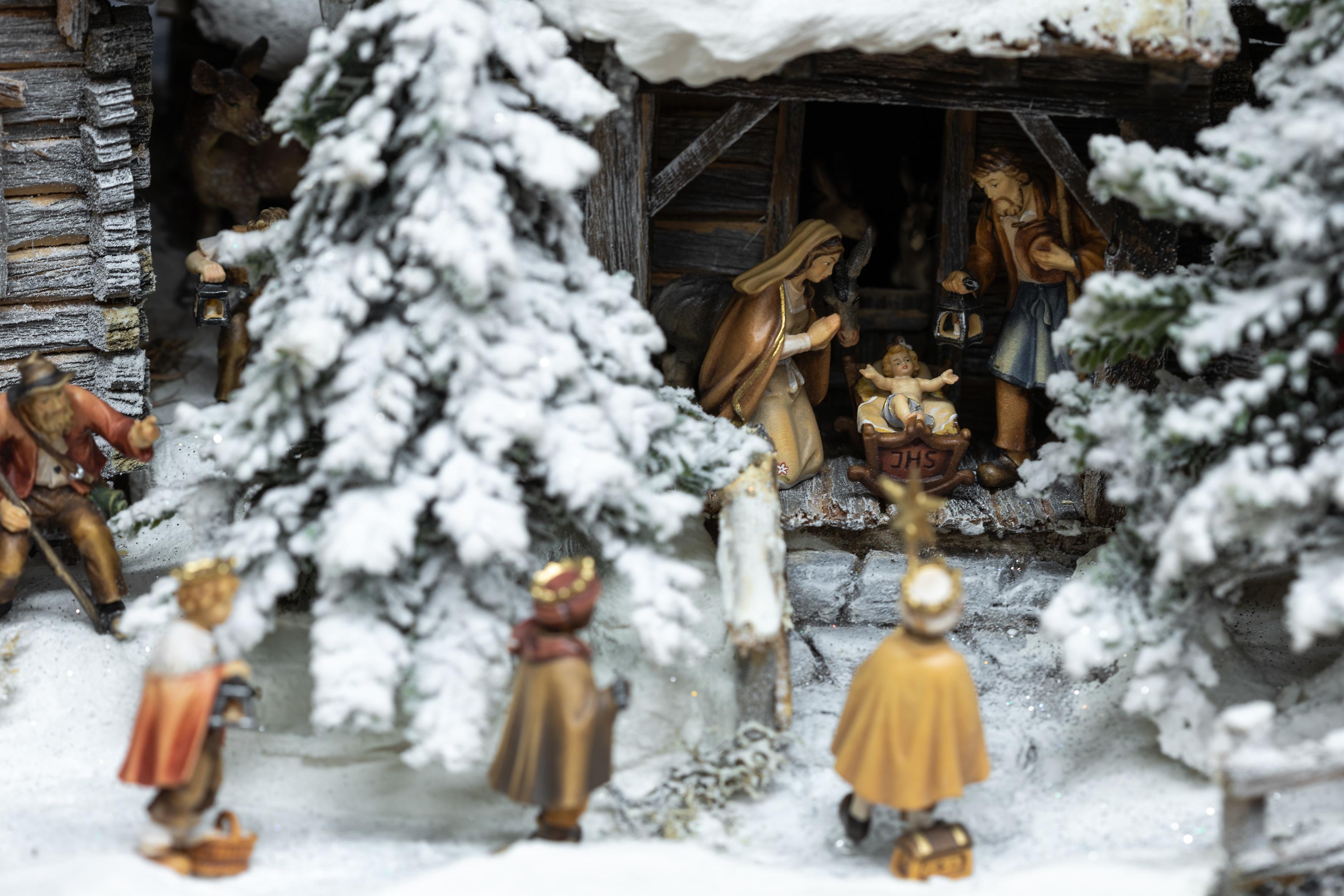 Eine Weihnachtskrippe mit den Figuren Mutter Maria, Vater Josef und Jesuskind, ausgestellt im Krippenschauraum des Krippenvereins Stein an der Enns, gebaut von Ulrike Zettler. Aufgenommen am 29.11.2024 in Stein an der Enns