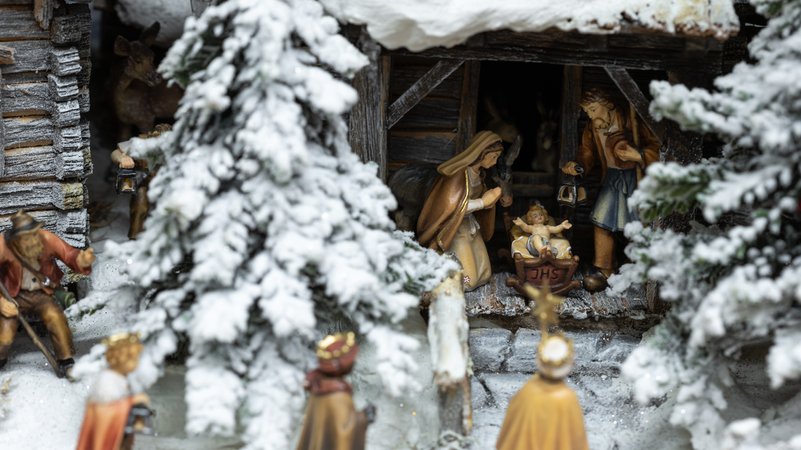 Eine Weihnachtskrippe mit den Figuren Mutter Maria, Vater Josef und Jesuskind, ausgestellt im Krippenschauraum des Krippenvereins Stein an der Enns, gebaut von Ulrike Zettler. Aufgenommen am 29.11.2024 in Stein an der Enns | Bild: picture alliance / Martin Huber / picturedesk.com | Martin Huber Eine Weihnachtskrippe mit den Figuren Mutter Maria, Vater Josef und Jesuskind, ausgestellt im Krippenschauraum des Krippenvereins Stein an der Enns, gebaut von Ulrike Zettler. Aufgenommen am 29.11.2024 in Stein an der Enns