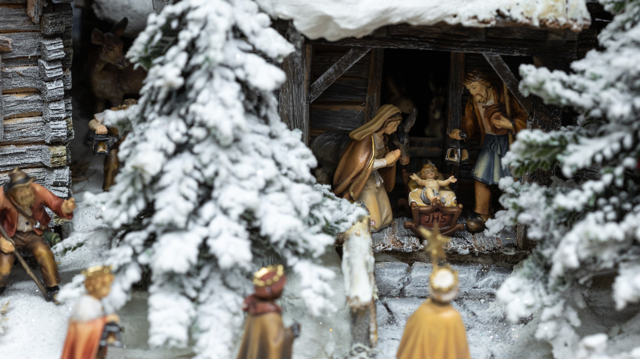 Eine Weihnachtskrippe mit den Figuren Mutter Maria, Vater Josef und Jesuskind, ausgestellt im Krippenschauraum des Krippenvereins Stein an der Enns, gebaut von Ulrike Zettler. Aufgenommen am 29.11.2024 in Stein an der Enns