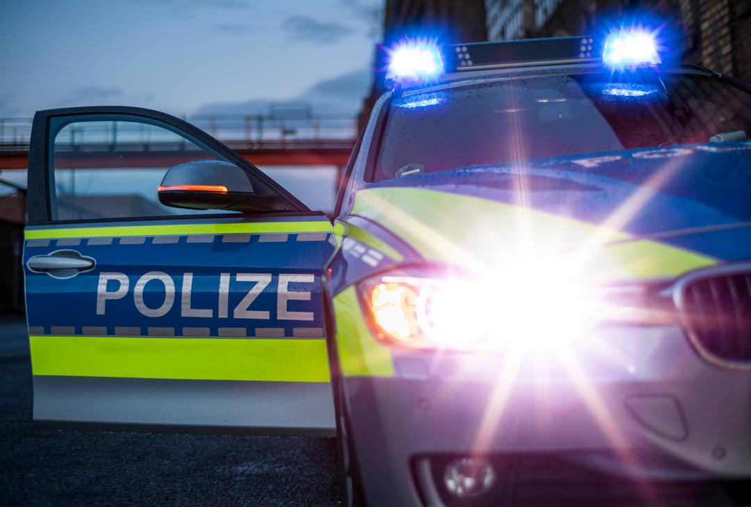 Polizeiauto mit eingeschaltetem Blaulicht