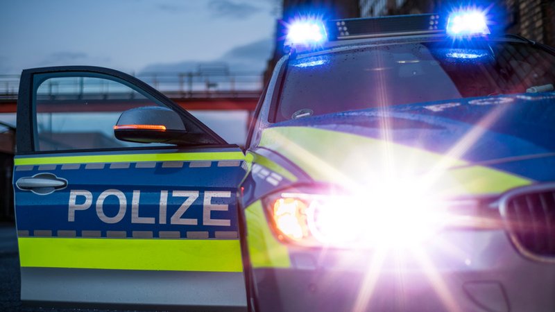 Polizeiauto mit eingeschaltetem Blaulicht | Bild: stock.adobe.com/jgfoto Polizeiauto mit eingeschaltetem Blaulicht