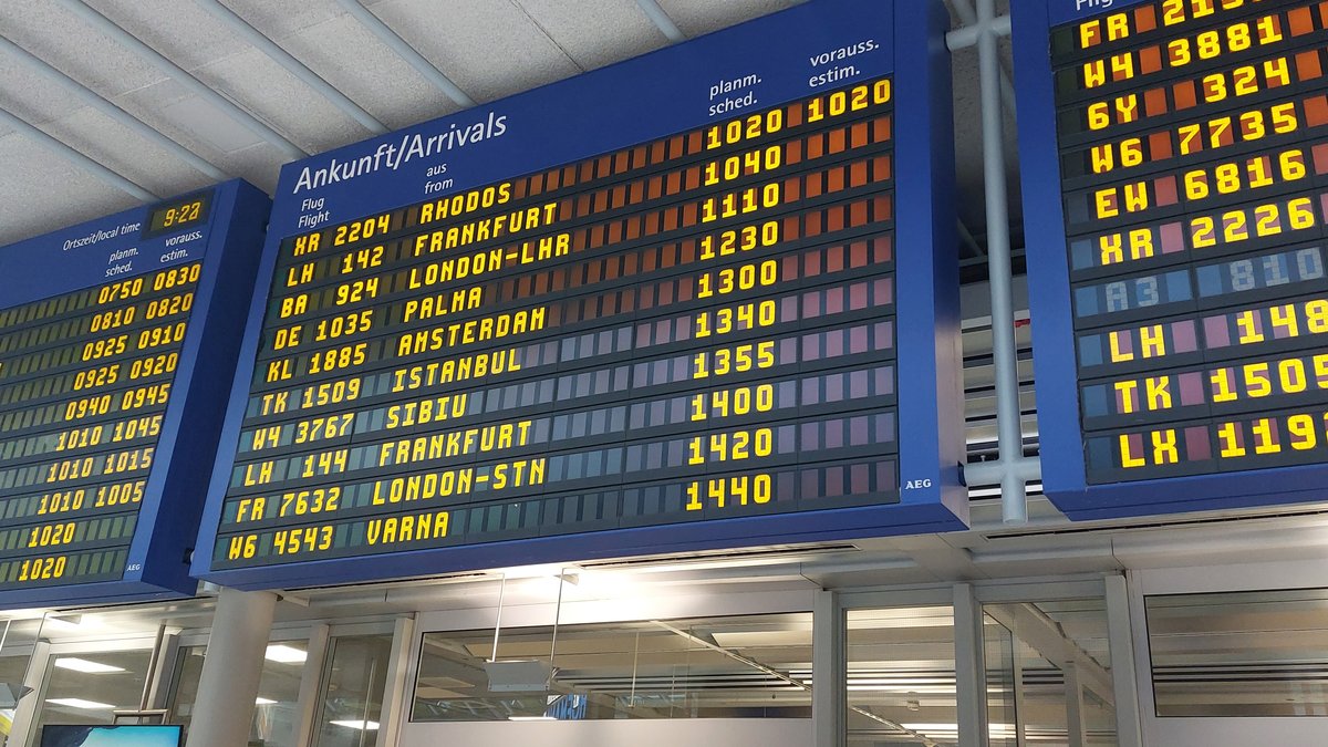 Die Anzeigetafel in der Ankunftshalle des Nürnberger Flughafens.