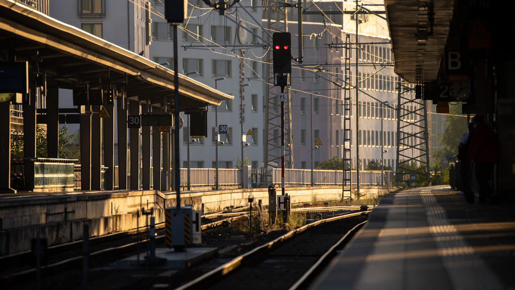 Heute geht im öffentlichen Verkehr vielerorts nichts mehr. | Bild: picture alliance/dpa | Daniel Karmann Heute geht im öffentlichen Verkehr vielerorts nichts mehr.