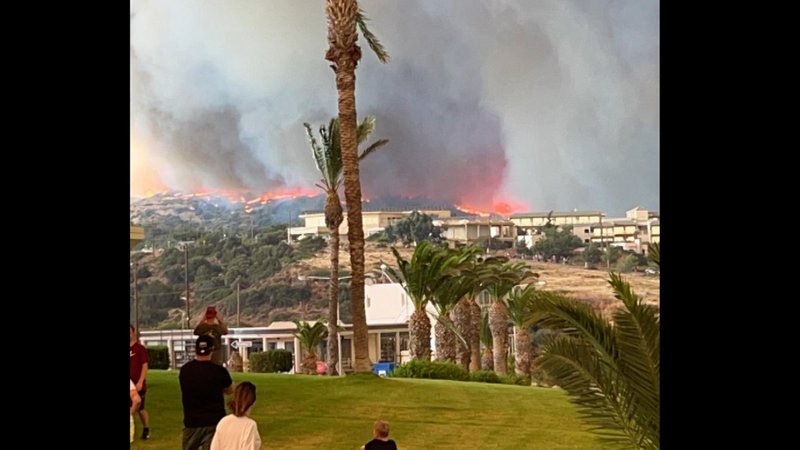 Wegen der Waldbrände auf Rhodos wurden Tausende Touristen aus ihren Hotels in Sicherheit gebracht.