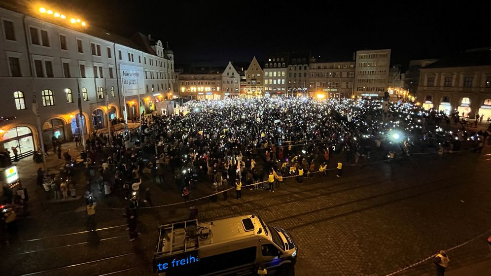 In Augsburg haben nach Polizeiangaben rund 6.500 Menschen unter dem Motto "Lichtermeer für Demokratie & Vielfalt" demonstriert.  | Bild:Thomas Pösl / BR 