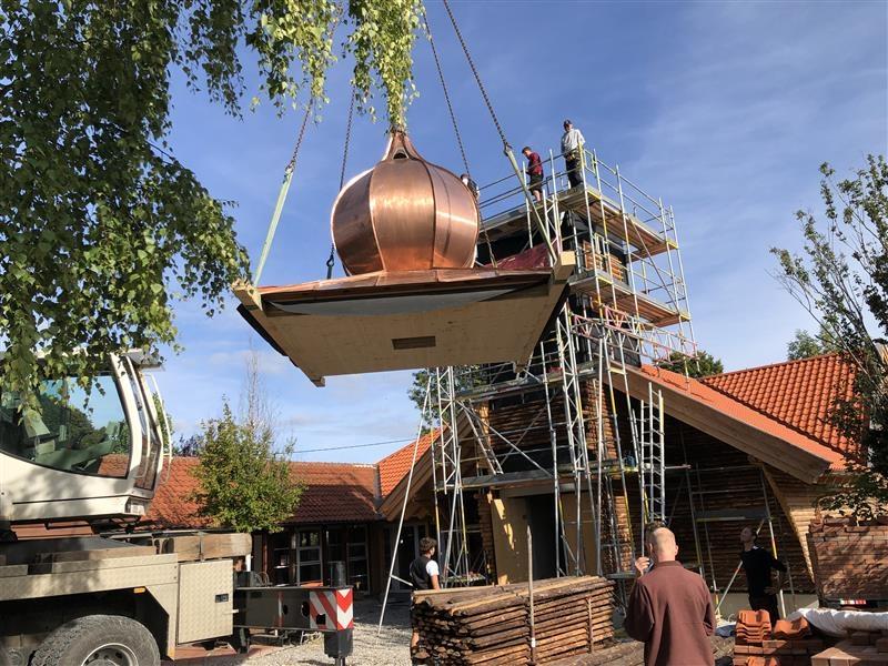 Vor Jahren brannte die alte Kirche in Utting am Ammersee ab. Nun wird sie wieder aufgebaut und bekommt einen neuen Zwiebelturm. 
