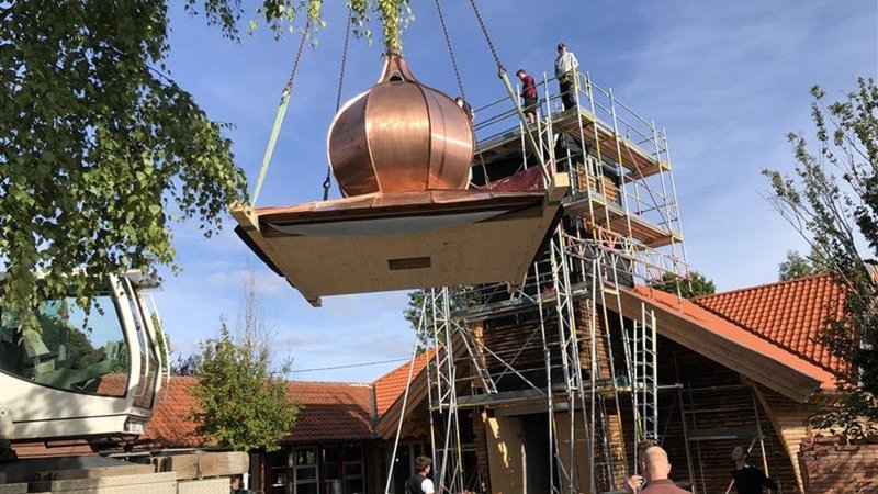 Vor Jahren brannte die alte Kirche in Utting am Ammersee ab. Nun wird sie wieder aufgebaut und bekommt einen neuen Zwiebelturm. | Bild: Markus Kaiser/ BR Vor Jahren brannte die alte Kirche in Utting am Ammersee ab. Nun wird sie wieder aufgebaut und bekommt einen neuen Zwiebelturm.