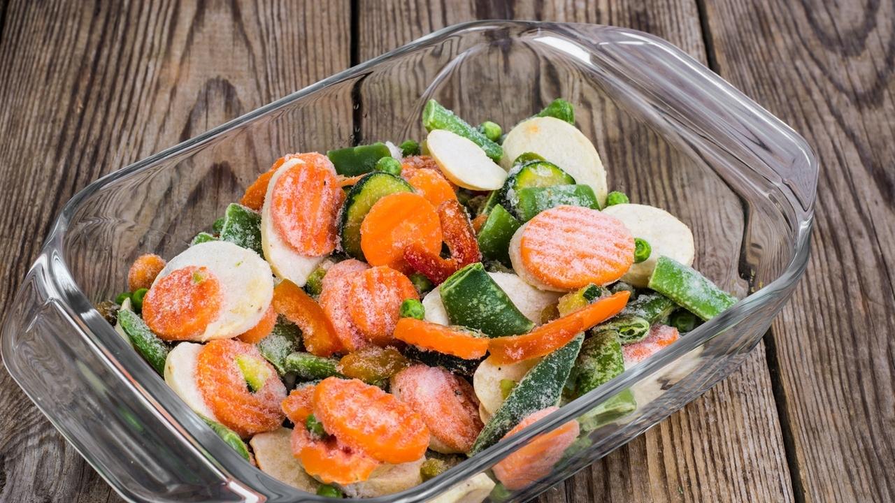 Tiefgekühltes Gemüse in einer Glasschale