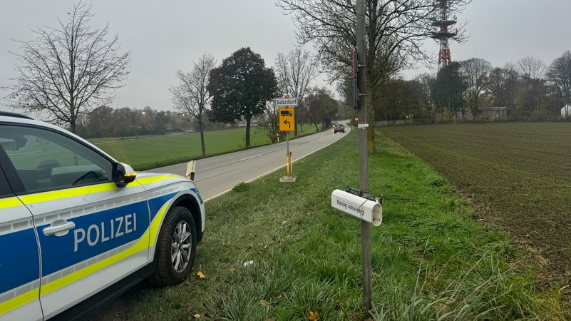 Ein Polizeiwagen steht an einer Straße | Bild: NEWS5 / Sebastian Pieknik Ein Polizeiwagen steht an einer Straße