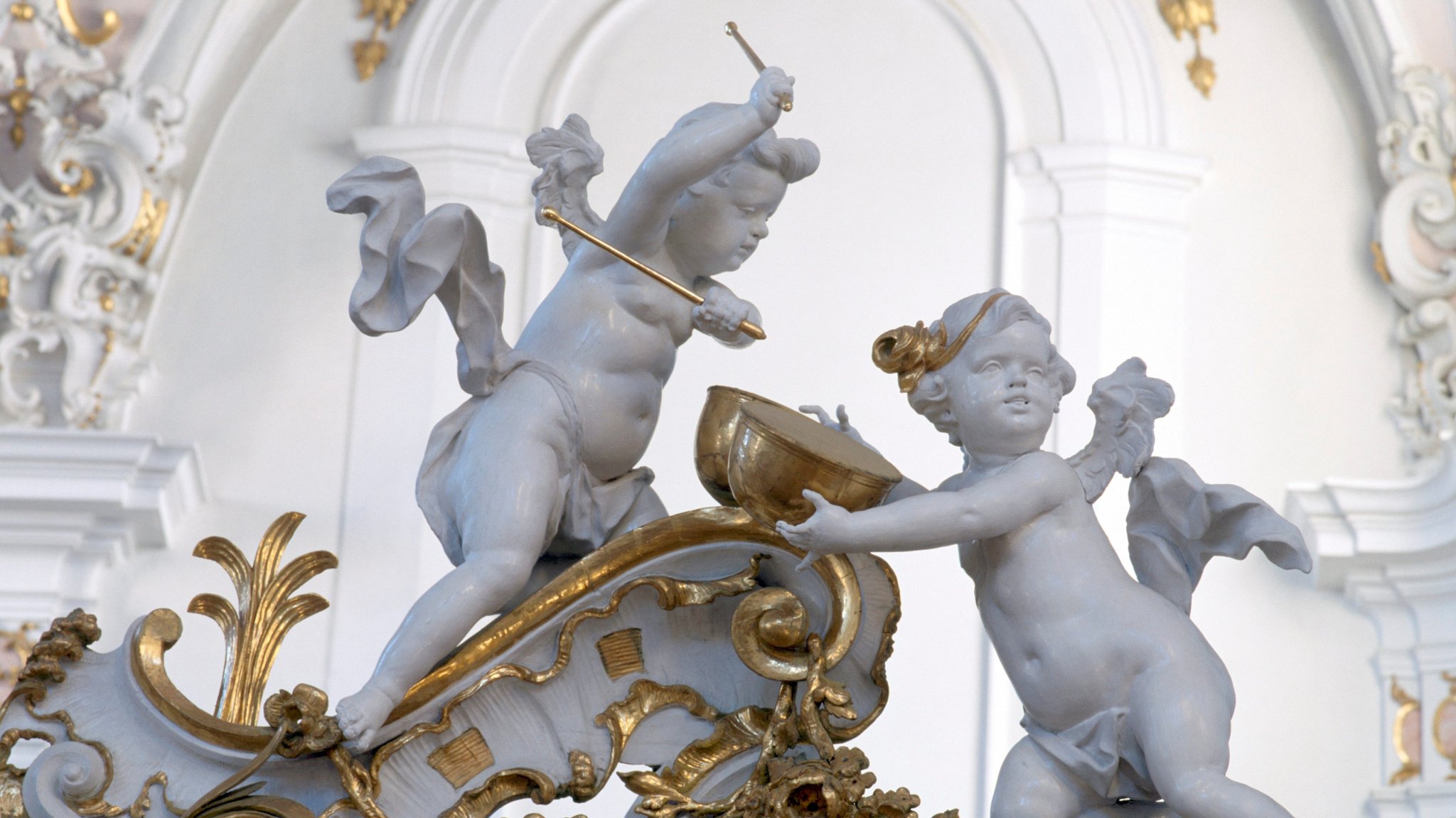 Musizierende Putten in der Kirche im oberbayerischen Rottenbuch | Bild: picture alliance / Barbara Opitz / www.bildarchiv-m | Barbara Opitz / Musizierende Putten in der Kirche im oberbayerischen Rottenbuch