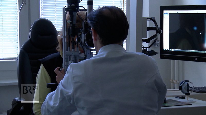 Arzt schaut auf Ultraschall-Bildschirm | Bild: Bayerischer Rundfunk 2024 Arzt schaut auf Ultraschall-Bildschirm