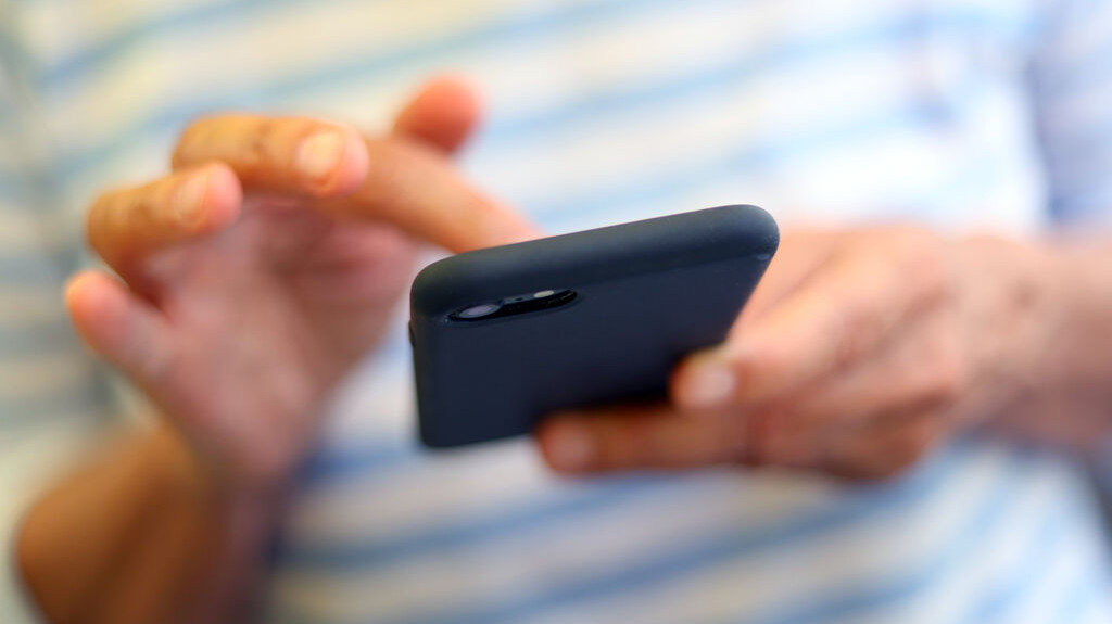 Eine Frau tippt auf einem Smartphone. | Bild: dpa-Bildfunk/Karl-Josef Hildenbrand Eine Frau tippt auf einem Smartphone.
