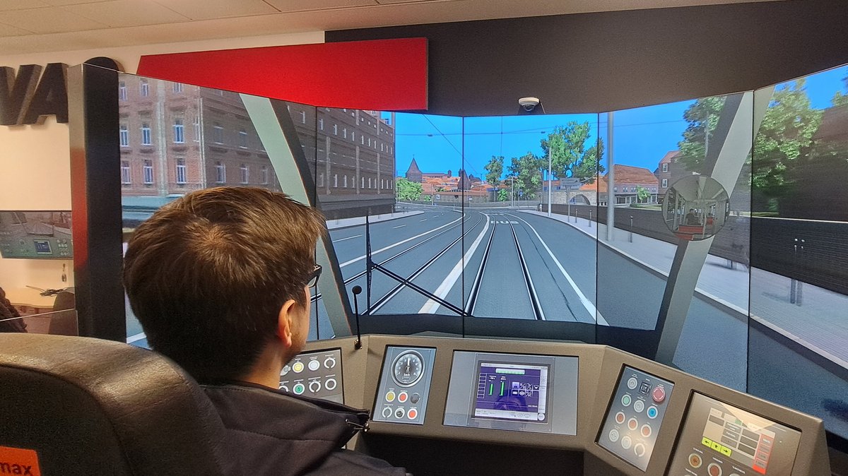 Ein Student fährt im Simulator mit der Straßenbahn