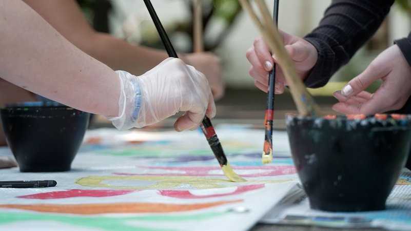 Schüler des Maristen-Gymnasiums arbeiten einen Tag lang ehrenamtlich in der Stadt. | Bild: BR/Regensburger Schüler des Maristen-Gymnasiums arbeiten einen Tag lang ehrenamtlich in der Stadt.