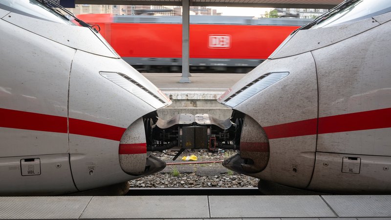 22.06.2023, Bayern, München: Zwei ICE-Züge der Deutschen Bahn sind auf dem Bahnhof zusammengekoppelt. Die Tarifverhandlungen bei der Deutschen Bahn sind gescheitert. Das teilte die Eisenbahn- und Verkehrsgewerkschaft (EVG) am Mittwoch in Berlin mit. Sie will nun im Bundesvorstand über die nächsten Schritte entscheiden, möglich wäre ein unbefristeter Streik. Foto: Peter Kneffel/dpa +++ dpa-Bildfunk +++