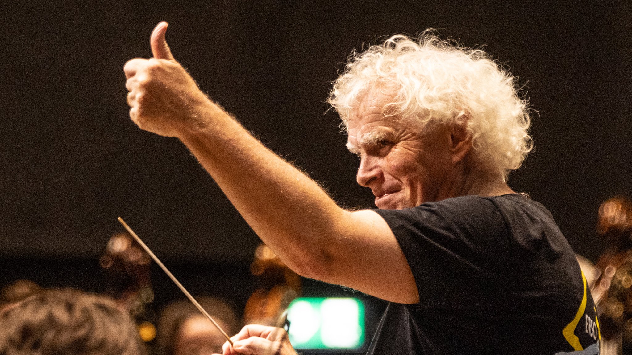 Mit Sir Simon Rattle, dem neuen Chefdirigenten des Symphonieorchesters des Bayerischen Rundfunks, und bayerischen Blaskapellen ist ein großes Konzert im Sommer 2024 geplant.