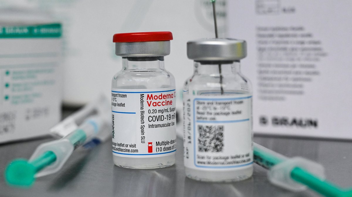 Kleine Flaschen mit dem Wirkstoff von Moderna für eine Corona-Schutzimpfung (Symbolbild)