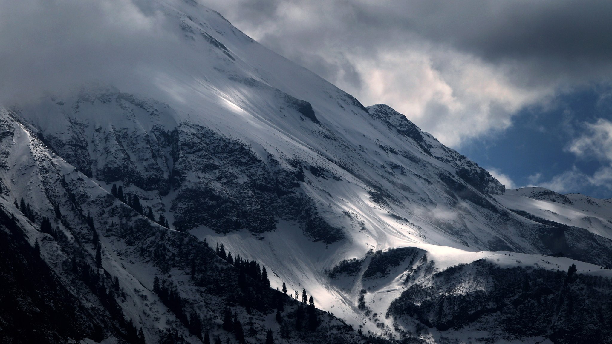 (Archivbild) Die verschneiten Abhänge des Linkerskopfes bei Oberstdorf 