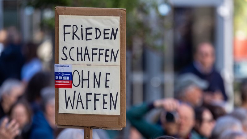(Symbolbild) "Frieden schaffen ohne Waffen" steht bei Friedensdemos häufig auf Protestschildern. | Bild: picture alliance / Eibner-Pressefoto | Eibner-Pressefoto/Ardan Fuessman (Symbolbild) "Frieden schaffen ohne Waffen" steht bei Friedensdemos häufig auf Protestschildern.