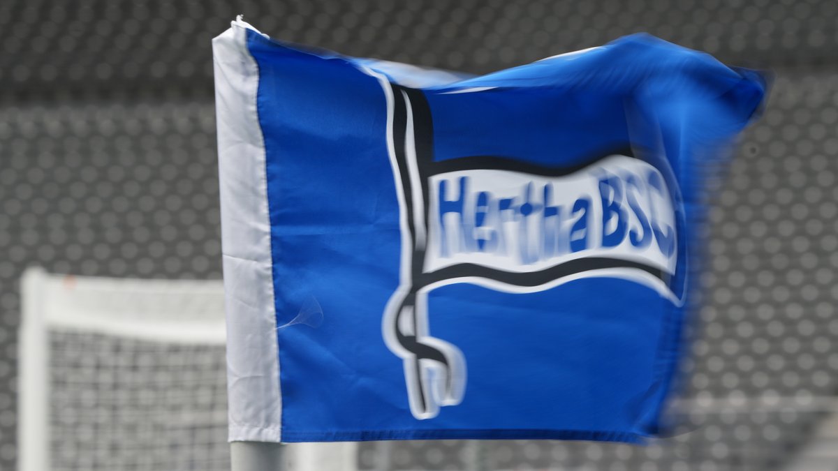 Verschwommene Hertha-BSC-Fahne
