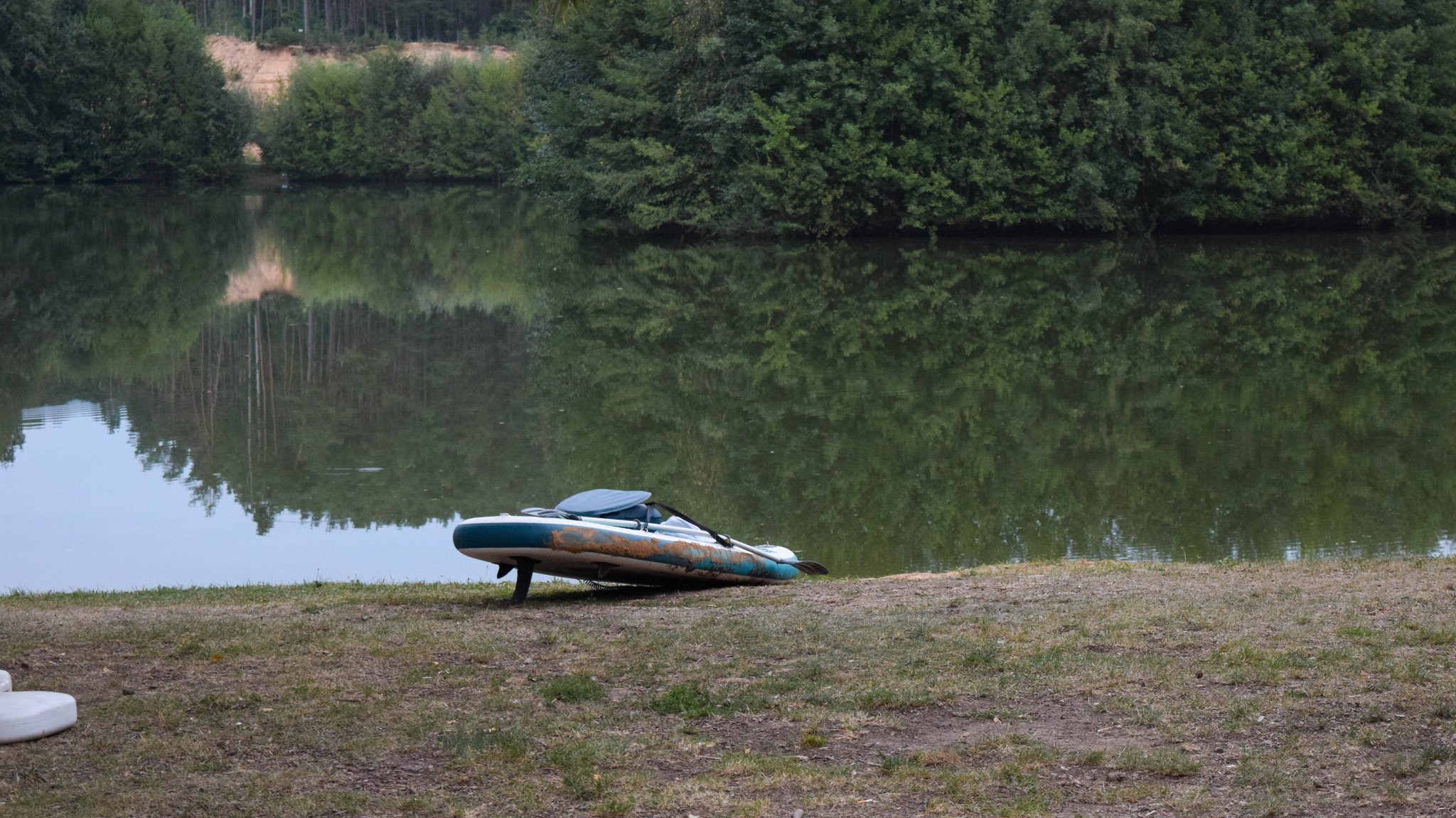 Das Stand-up-Paddle-Brett des Verunglückten am Badeweiher an der Sand-Oase Sulzbach. Für den Wassersportler kam jede Hilfe zu spät.