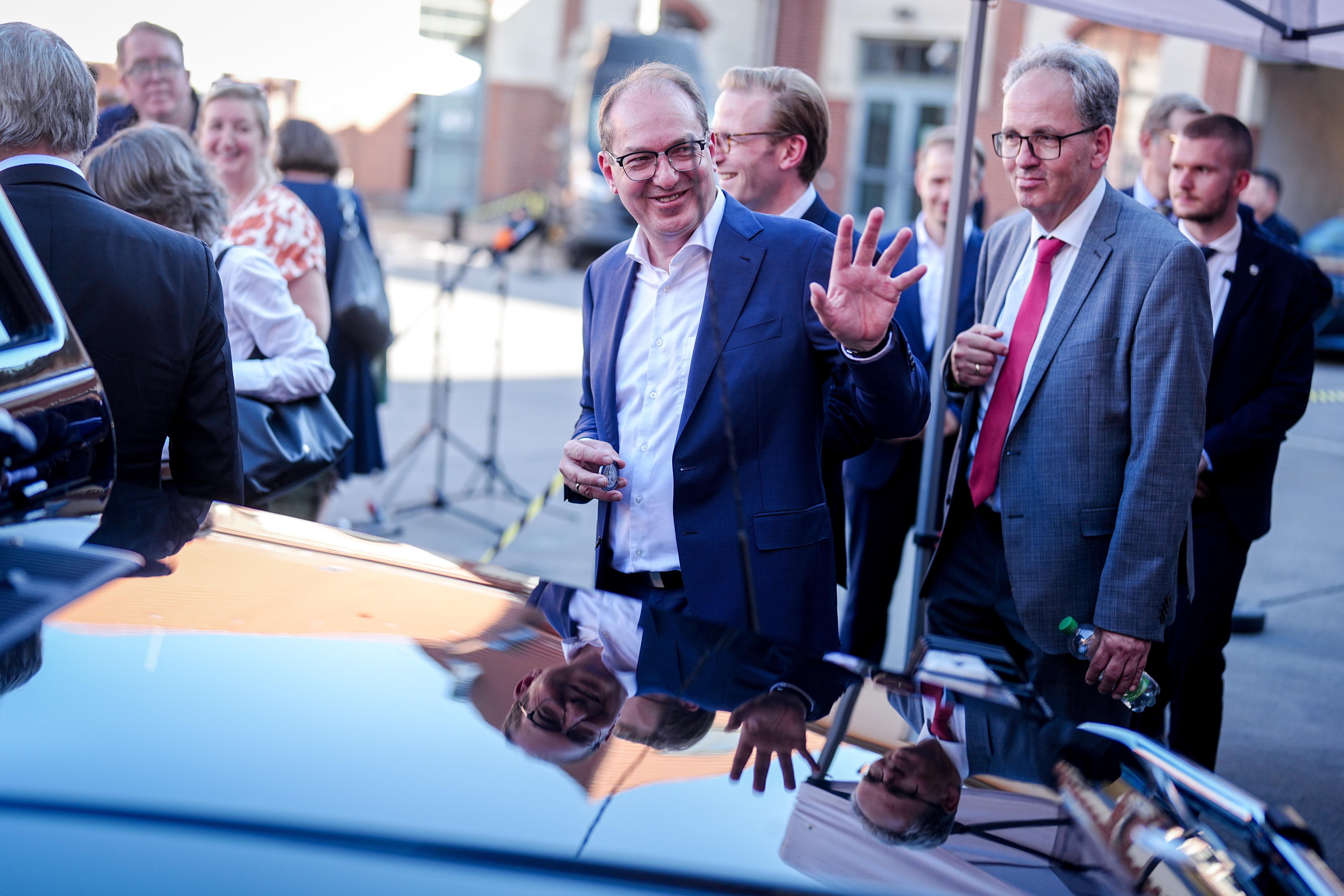 Archivbild: Alexander Dobrindt (CSU), Bundesinnenminister, besucht Beamte der Sicherungsgruppe des Bundeskriminalamts (BKA).