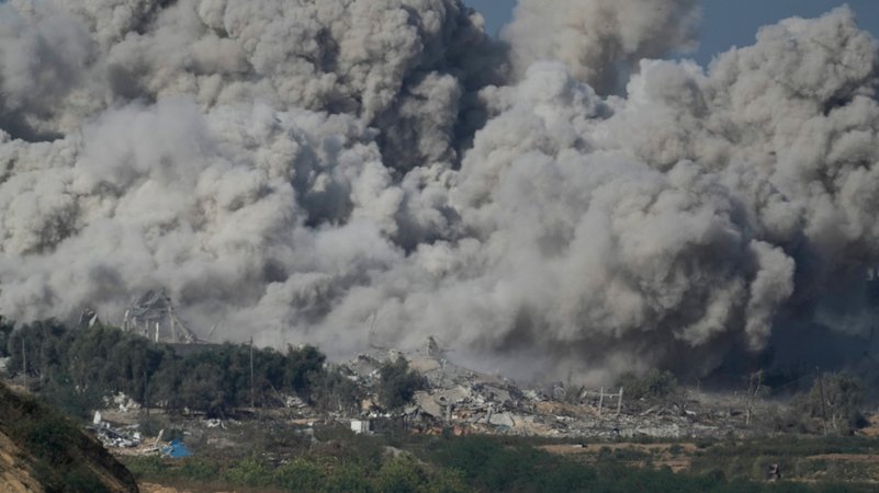 Rauch stieg am Donnerstag nach einem israelischen Angriff auf den Gazastreifen auf. 