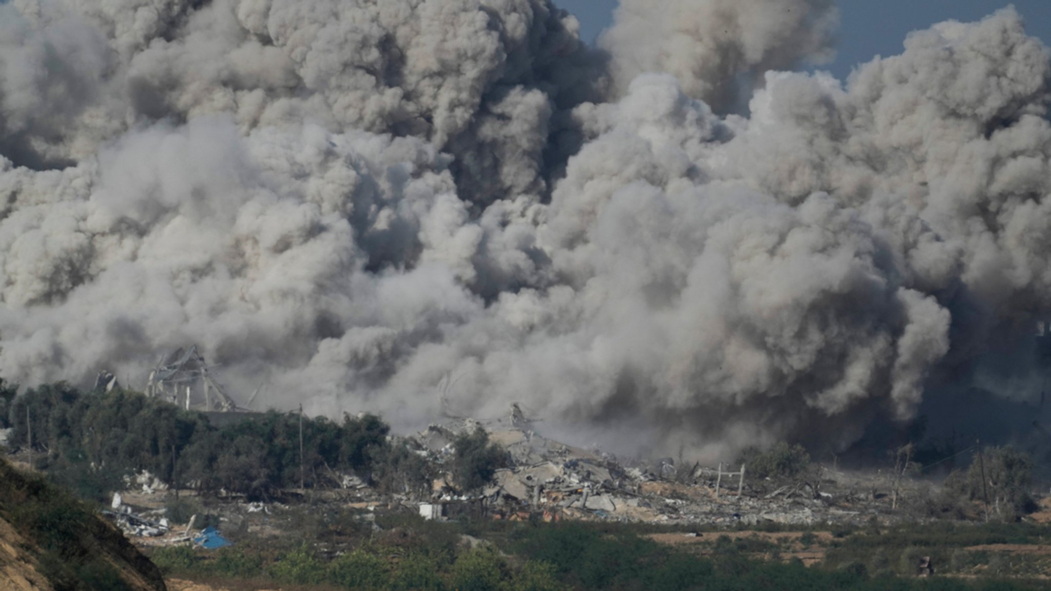 Rauch stieg am Donnerstag nach einem israelischen Angriff auf den Gazastreifen auf. 