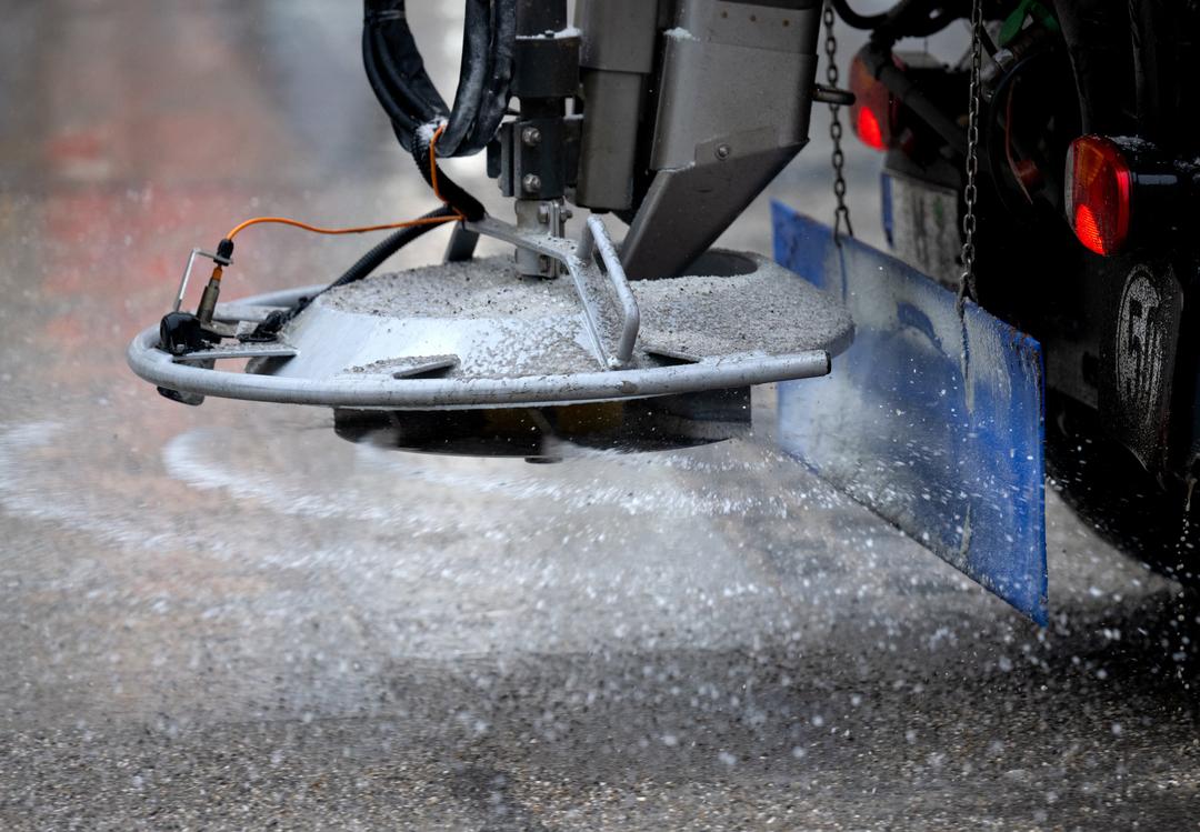 Ein Fahrzeug vom Winterdienst streut in der Innenstadt Salz.