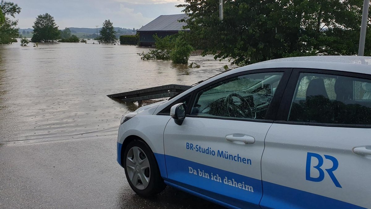 BR-Auto bei Hochwasser im oberbayerischen Hohenkammer